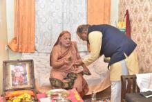 ईश्वराची विभूती अवतरली स्वामीस्थानी | ब्रह्माभाव कृपाप्रसाद दिधला | - श्री पपू जगद्गुरू शंकराचार्य विद्या नरसिह भारती करवीरपीठ यांचा आशीर्वाद स्विकारताना