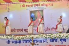  स्वामीचरणी नृत्यसेवा सादर करताना, सौ स्वरश्री सुमंत व सहकारी - पालखी सोहळा 2025