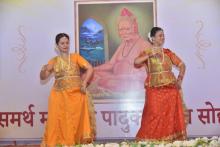 स्वामीचरणी नृत्यसेवा सादर करताना, सौ स्वरश्री सुमंत व सहकारी - पालखी सोहळा 2025