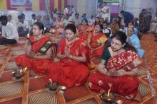 प्राणशुद्धी व मन:शुद्धीचा लाभ देणारे अग्निहोत्र करताना भाविक- सामुदायिक अग्निहोत्र 2025