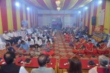 वातावरण निर्जंतुक करणारे, शुद्धता येऊन पवित्रता वाढवणारे अग्निहोत्र करताना भाविक- सामुदायिक अग्निहोत्र 2025