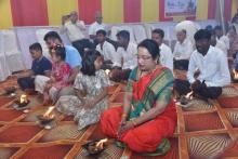 शरीर, मन, प्राणी, वनस्पती यासह पर्यावरणाला स्वास्थ्य प्रदान करणारे अग्निहोत्र करताना भाविक- सामुदायिक अग्निहोत्र 2025