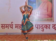 ईश्वरीकथा कथनामधली एक भावपूर्ण नृत्यमुद्रा- स्वरमयी नृत्य निकेतन सौ स्वरा गोडबोले