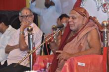 प्रासादिक, मंगल विचार व्यक्त करताना श्री प. पू. जगद्गुरू शंकराचार्य विद्या नरसिह भारती करवीरपीठ- श्री स्वामीसमर्थ औंध पुरस्कार सोहळा 2025